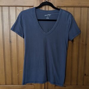 Universal Thread Women's V-neck shirt